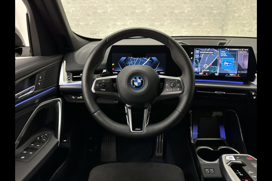 BMW iX1 30 313pk X-Drive M-Sport Performance | Adaptief Led | Sportstoelen | Keyless | 35390,= Exl. BTW | 4WD | Adaptieve Cruise en Struurwielverw. voorbereid | Antraciet Hemel | Carplay | Sfeerverlichting | 1200kg Trekgewicht | Camera | Bovag Garantie.