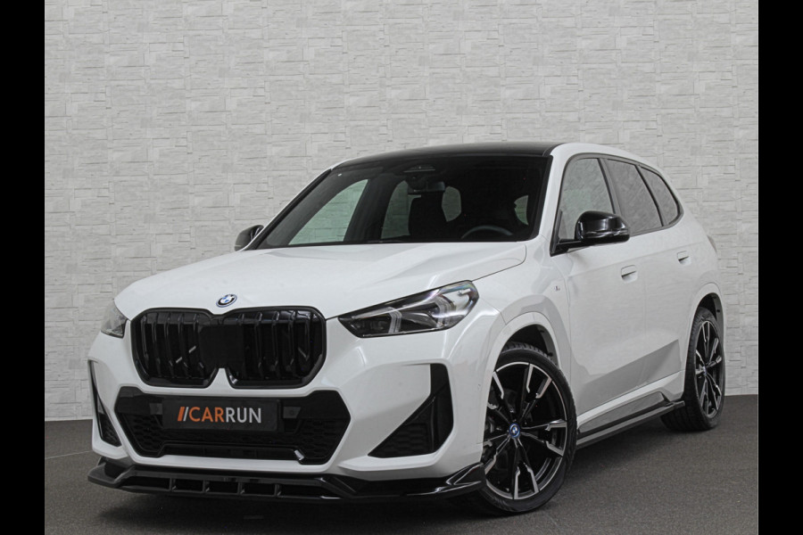 BMW iX1 30 313pk X-Drive M-Sport Performance | Adaptief Led | Sportstoelen | Keyless | 35390,= Exl. BTW | 4WD | Adaptieve Cruise en Struurwielverw. voorbereid | Antraciet Hemel | Carplay | Sfeerverlichting | 1200kg Trekgewicht | Camera | Bovag Garantie.