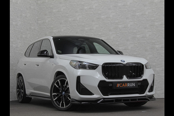 BMW iX1 30 313pk X-Drive M-Sport Performance | Adaptief Led | Sportstoelen | Keyless | 35390,= Exl. BTW | 4WD | Adaptieve Cruise en Struurwielverw. voorbereid | Antraciet Hemel | Carplay | Sfeerverlichting | 1200kg Trekgewicht | Camera | Bovag Garantie.
