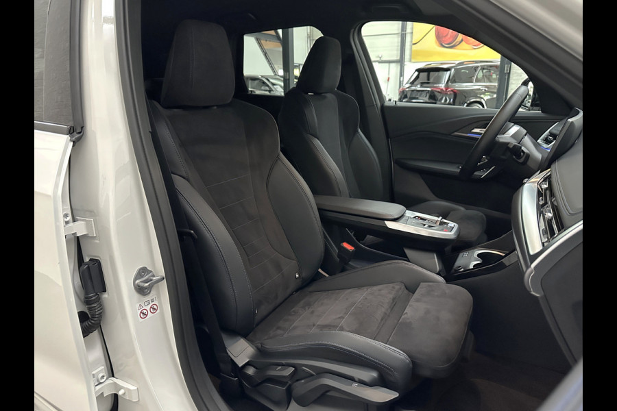 BMW iX1 30 313pk X-Drive M-Sport Performance | Adaptief Led | Sportstoelen | Keyless | 35390,= Exl. BTW | 4WD | Adaptieve Cruise en Struurwielverw. voorbereid | Antraciet Hemel | Carplay | Sfeerverlichting | 1200kg Trekgewicht | Camera | Bovag Garantie.