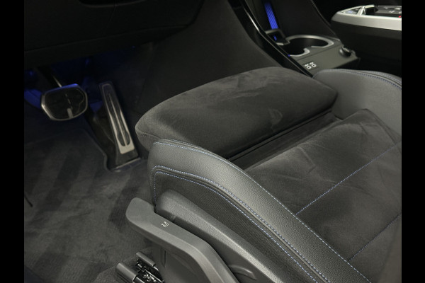 BMW iX1 30 313pk X-Drive M-Sport Performance | Adaptief Led | Sportstoelen | Keyless | 35390,= Exl. BTW | 4WD | Adaptieve Cruise en Struurwielverw. voorbereid | Antraciet Hemel | Carplay | Sfeerverlichting | 1200kg Trekgewicht | Camera | Bovag Garantie.
