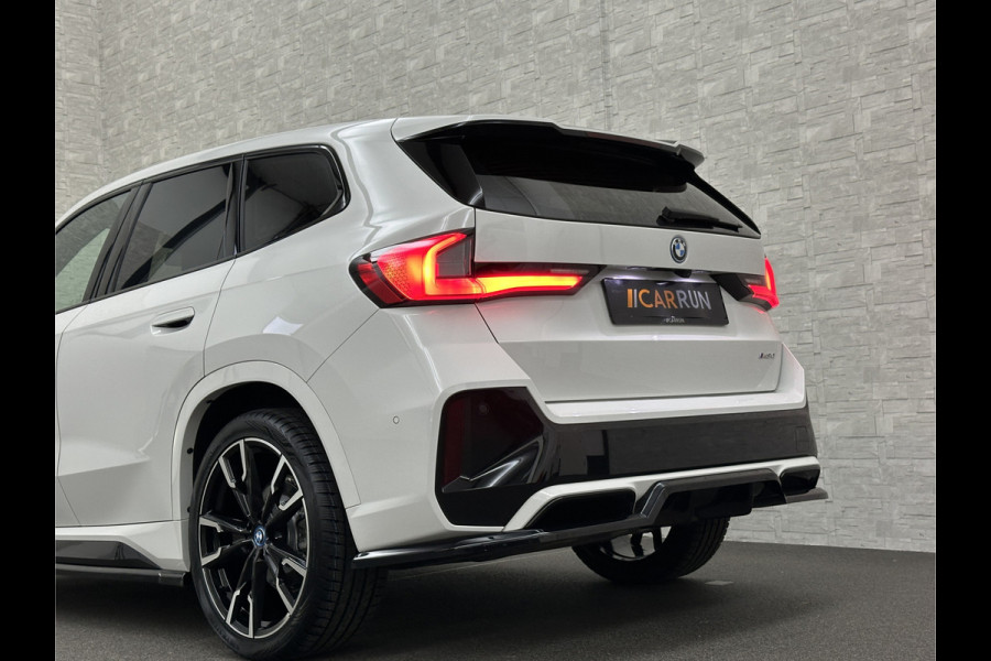 BMW iX1 30 313pk X-Drive M-Sport Performance | Adaptief Led | Sportstoelen | Keyless | 35390,= Exl. BTW | 4WD | Adaptieve Cruise en Struurwielverw. voorbereid | Antraciet Hemel | Carplay | Sfeerverlichting | 1200kg Trekgewicht | Camera | Bovag Garantie.