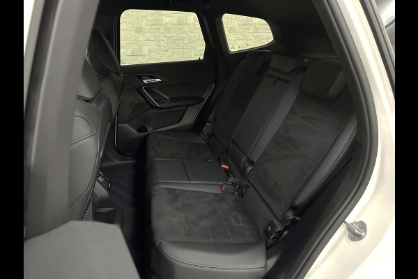 BMW iX1 30 313pk X-Drive M-Sport Performance | Adaptief Led | Sportstoelen | Keyless | 35390,= Exl. BTW | 4WD | Adaptieve Cruise en Struurwielverw. voorbereid | Antraciet Hemel | Carplay | Sfeerverlichting | 1200kg Trekgewicht | Camera | Bovag Garantie.