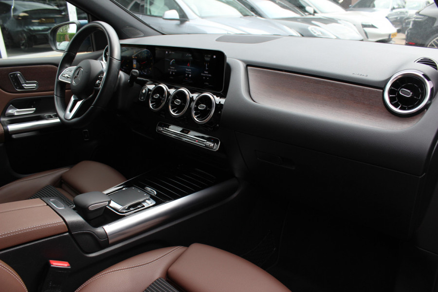 Mercedes-Benz B-Klasse 180 Advantage / Camera / Bruin Leder / Matrix LED / 17'' / CarPlay / Virtual Cockpit / Cruise Control / Elektr. achterklep