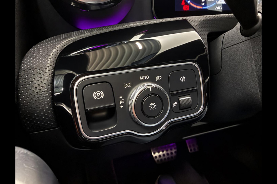 Mercedes-Benz CLA-Klasse Shooting Brake 250 e AMG Limited PHEV SoH 97%  AMG  Leder Alcantara Camera Navigatie Apple CarPlay Stoelverwarming Sfeerverlichting Elektrische achterklep Wireless charging