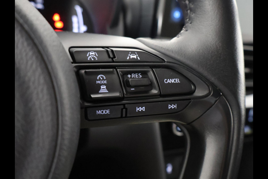 Toyota Yaris Cross 1.5 HYBRIDE DYNAMIC LUXURY GARANTIE TOT 2035 CLOUD  NAVIGATIE . PARKEERSENSOREN VOOR & ACHTER . STOEL/STUUR VERWARMING .