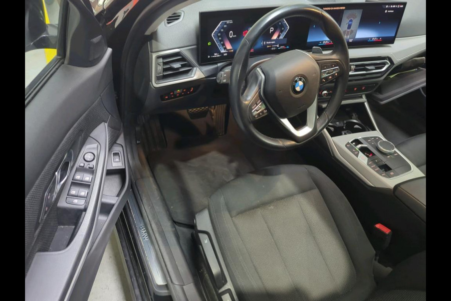 BMW 3 Serie Touring 318i NL-AUTO | PANODAK | PDC | Curved Display