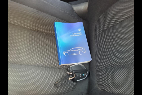 BMW 3 Serie Touring 318i NL-AUTO | PANODAK | PDC | Curved Display