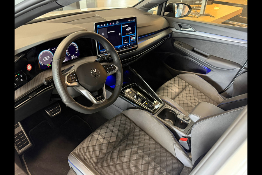 Volkswagen Golf 8.5 1.5 eTSI R-Line Facelift Panorama IQ-light Camera