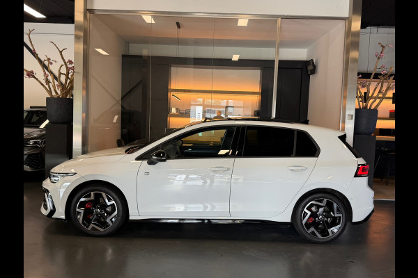 Volkswagen Golf 8.5 1.5 eTSI R-Line Facelift Panorama IQ-light Camera