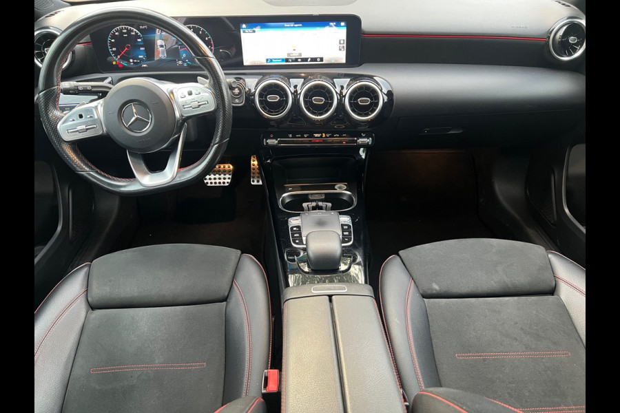 Mercedes-Benz A-Klasse 200 Premium AMG Pakket Panoramadak !