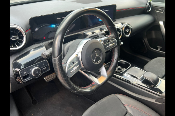 Mercedes-Benz A-Klasse 200 Premium AMG Pakket Panoramadak !