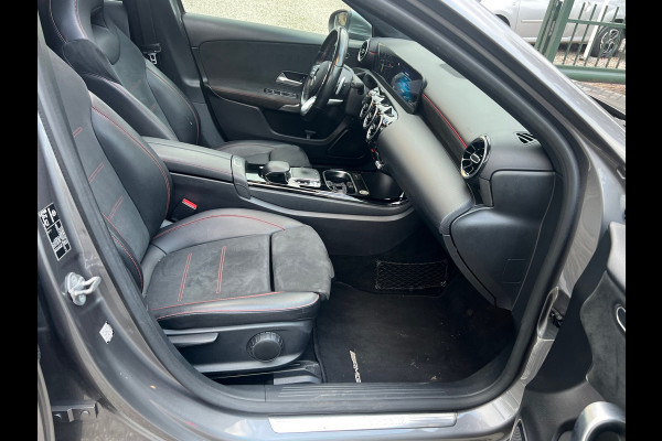 Mercedes-Benz A-Klasse 200 Premium AMG Pakket Panoramadak !
