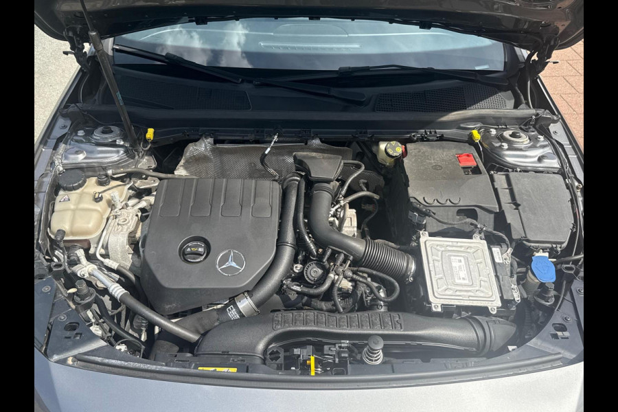 Mercedes-Benz A-Klasse 200 Premium AMG Pakket Panoramadak !