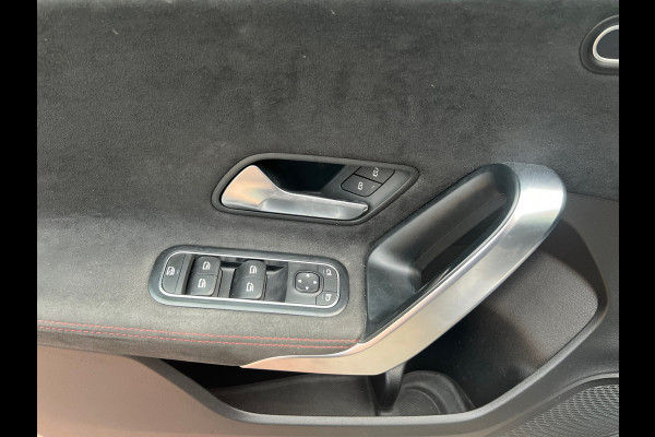 Mercedes-Benz A-Klasse 200 Premium AMG Pakket Panoramadak !
