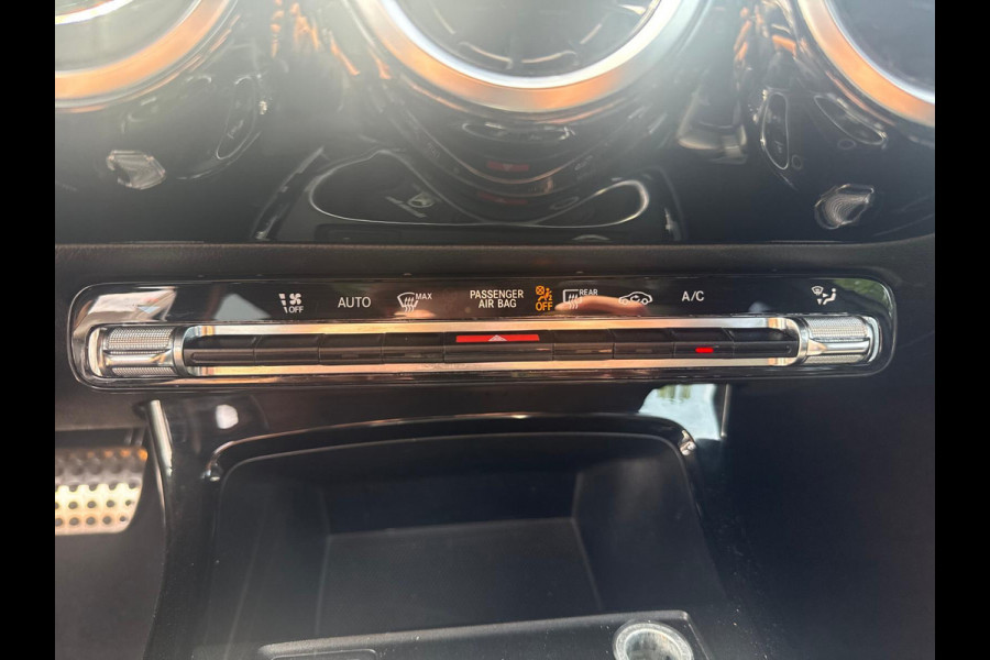 Mercedes-Benz A-Klasse 200 Premium AMG Pakket Panoramadak !