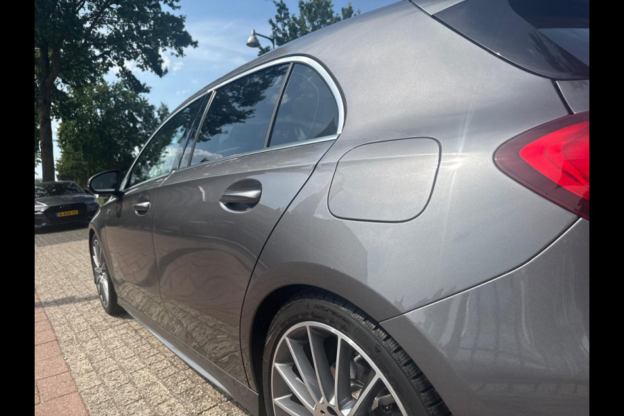 Mercedes-Benz A-Klasse 200 Premium AMG Pakket Panoramadak !