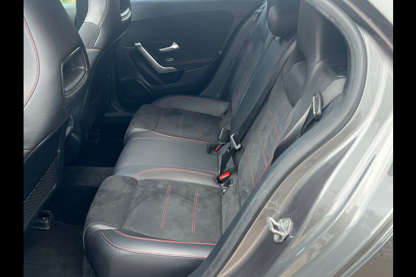 Mercedes-Benz A-Klasse 200 Premium AMG Pakket Panoramadak !