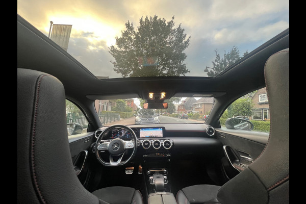 Mercedes-Benz A-Klasse 200 Premium AMG Pakket Panoramadak !