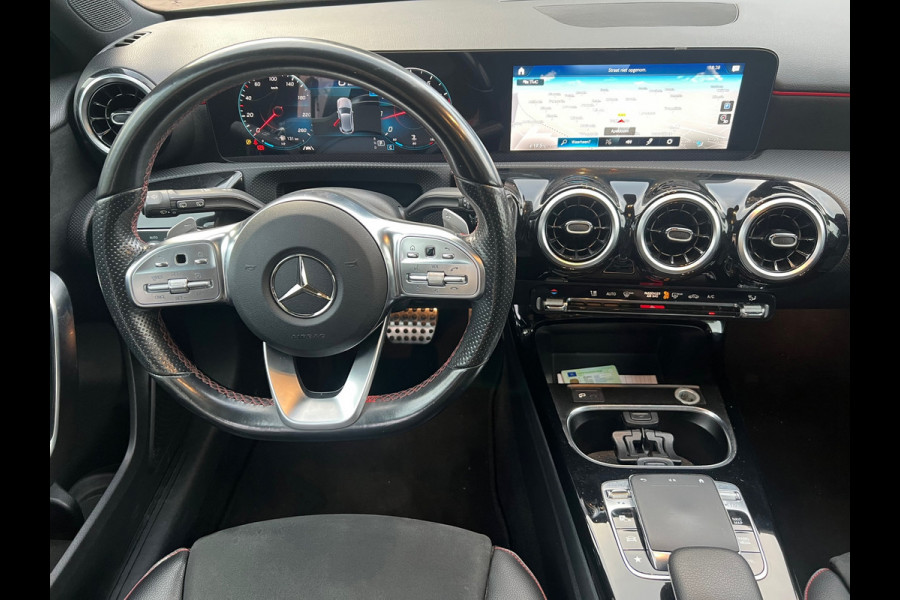Mercedes-Benz A-Klasse 200 Premium AMG Pakket Panoramadak !