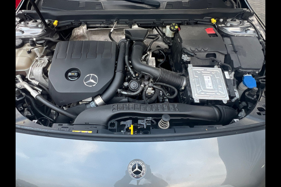 Mercedes-Benz A-Klasse 200 Premium AMG Pakket Panoramadak !