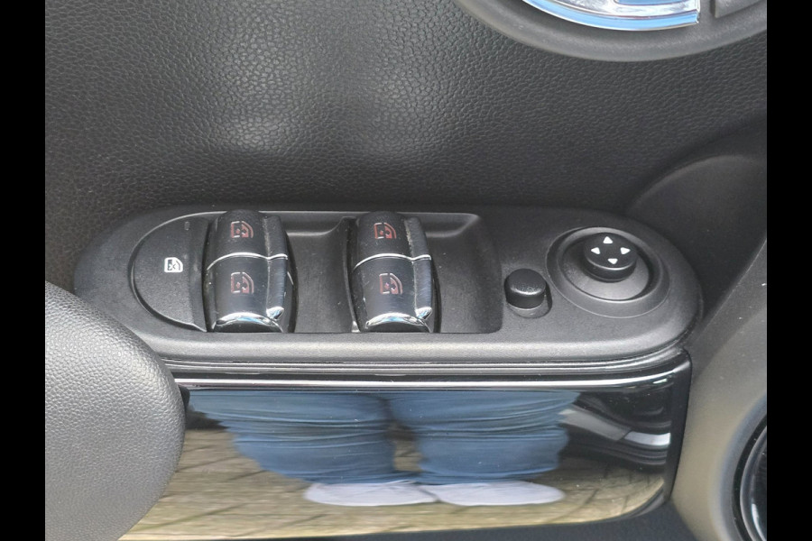 MINI 5-deurs 2.0 Cooper S Chili Serious Business / AUT / 5 Deurs / Navi / Head Up / Harman Kardon / Stoelverwarming / Led / Pdc