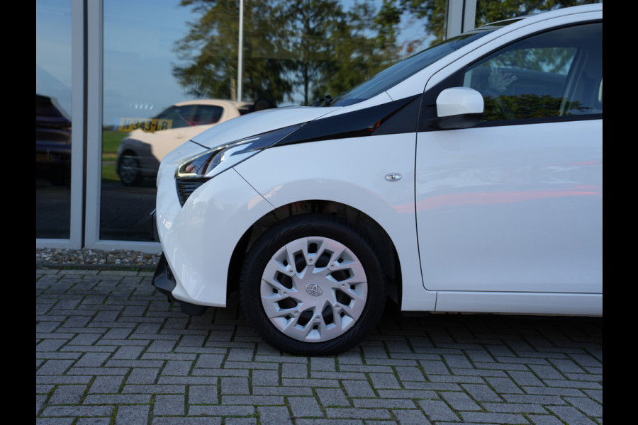 Toyota Aygo 1.0 VVT-i x-play | LED | Achteruitrijcamera | Apple Carplay/Android Auto |