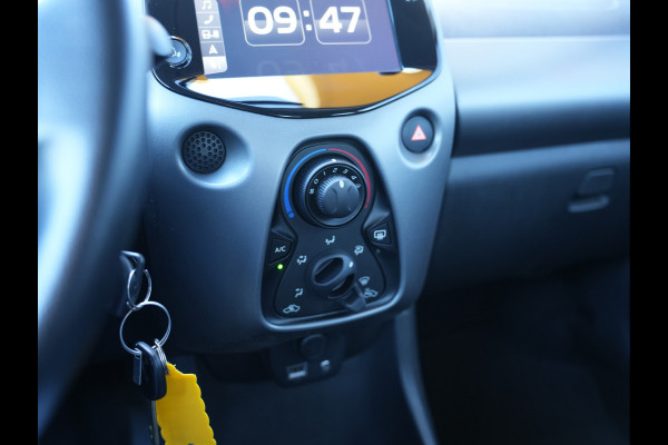 Toyota Aygo 1.0 VVT-i x-play | LED | Achteruitrijcamera | Apple Carplay/Android Auto |