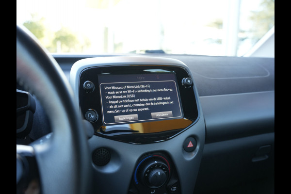 Toyota Aygo 1.0 VVT-i x-play | LED | Achteruitrijcamera | Apple Carplay/Android Auto |