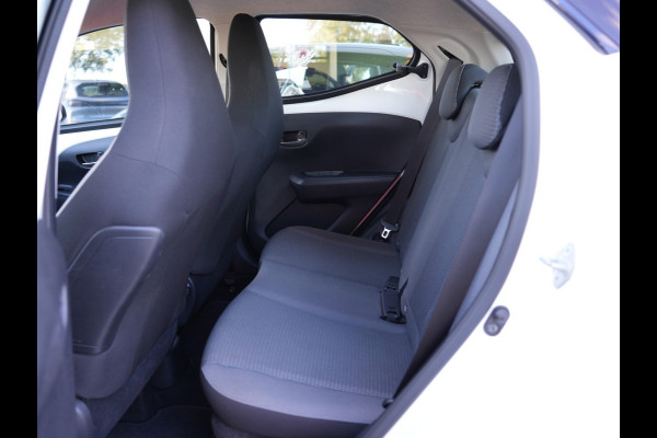 Toyota Aygo 1.0 VVT-i x-play | LED | Achteruitrijcamera | Apple Carplay/Android Auto |