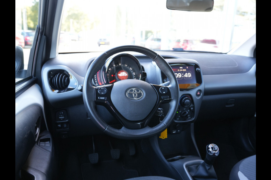 Toyota Aygo 1.0 VVT-i x-play | LED | Achteruitrijcamera | Apple Carplay/Android Auto |