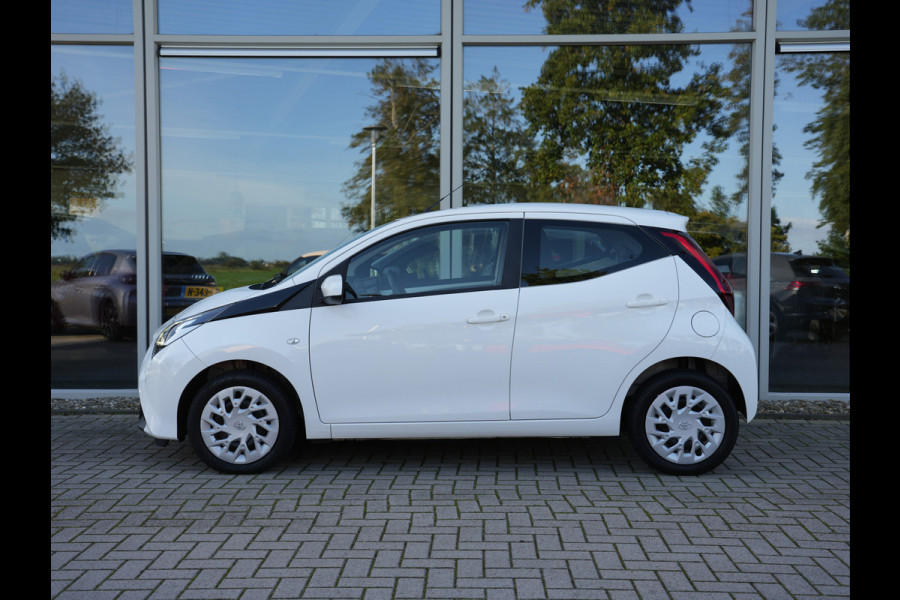 Toyota Aygo 1.0 VVT-i x-play | LED | Achteruitrijcamera | Apple Carplay/Android Auto |