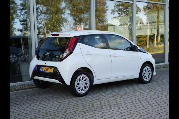 Toyota Aygo 1.0 VVT-i x-play | LED | Achteruitrijcamera | Apple Carplay/Android Auto |