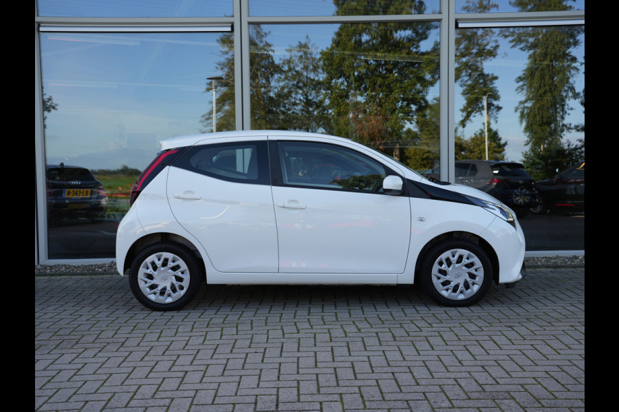 Toyota Aygo 1.0 VVT-i x-play | LED | Achteruitrijcamera | Apple Carplay/Android Auto |