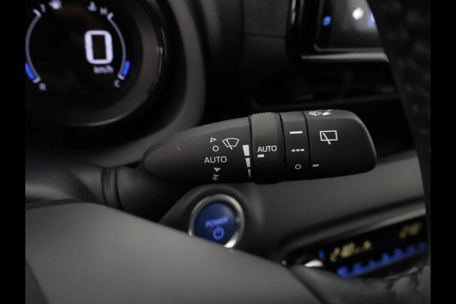 Toyota Yaris 1.5 Hybrid Executive Bi-Tone | Stoelverwarming | Navigatie | Parkeersenoren | Apple Carplay & AndroidAUTO |