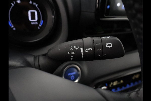 Toyota Yaris 1.5 Hybrid Executive Bi-Tone | Stoelverwarming | Navigatie | Parkeersenoren | Apple Carplay & AndroidAUTO |