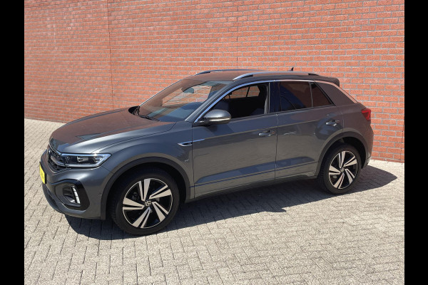 Volkswagen T-Roc 1.5 TSI 150pk DSG R-Line Navigatie Apple Carplay / Android Auto Parkeersensoren Afneembare trekhaak Park Assist Adaptive Cruise Control Elektrische achterklep Stoel- en stuurverwarming Climate Control Ledverlichting Virtual Cockpit