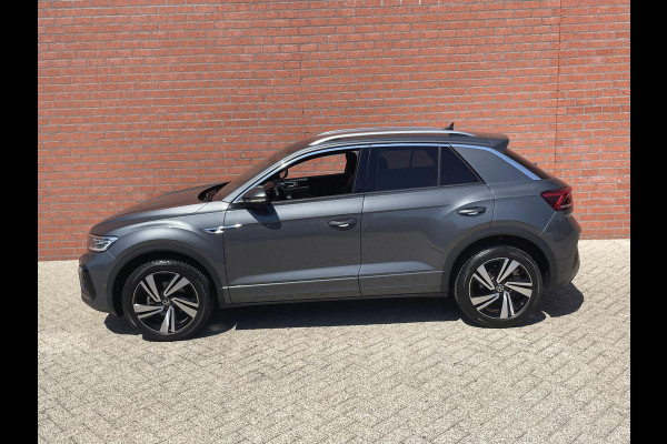 Volkswagen T-Roc 1.5 TSI 150pk DSG R-Line Navigatie Apple Carplay / Android Auto Parkeersensoren Afneembare trekhaak Park Assist Adaptive Cruise Control Elektrische achterklep Stoel- en stuurverwarming Climate Control Ledverlichting Virtual Cockpit