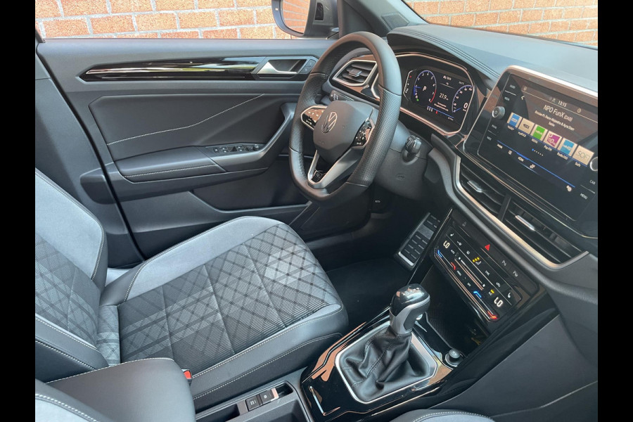 Volkswagen T-Roc 1.5 TSI 150pk DSG R-Line Navigatie Apple Carplay / Android Auto Parkeersensoren Afneembare trekhaak Park Assist Adaptive Cruise Control Elektrische achterklep Stoel- en stuurverwarming Climate Control Ledverlichting Virtual Cockpit