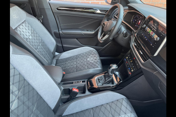 Volkswagen T-Roc 1.5 TSI 150pk DSG R-Line Navigatie Apple Carplay / Android Auto Parkeersensoren Afneembare trekhaak Park Assist Adaptive Cruise Control Elektrische achterklep Stoel- en stuurverwarming Climate Control Ledverlichting Virtual Cockpit