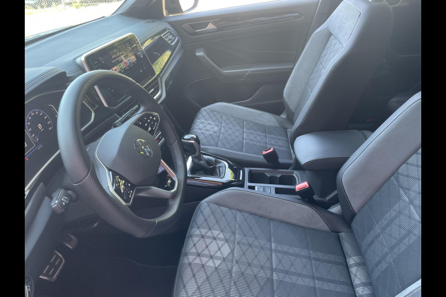 Volkswagen T-Roc 1.5 TSI 150pk DSG R-Line Navigatie Apple Carplay / Android Auto Parkeersensoren Afneembare trekhaak Park Assist Adaptive Cruise Control Elektrische achterklep Stoel- en stuurverwarming Climate Control Ledverlichting Virtual Cockpit