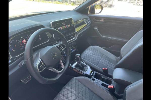 Volkswagen T-Roc 1.5 TSI 150pk DSG R-Line Navigatie Apple Carplay / Android Auto Parkeersensoren Afneembare trekhaak Park Assist Adaptive Cruise Control Elektrische achterklep Stoel- en stuurverwarming Climate Control Ledverlichting Virtual Cockpit