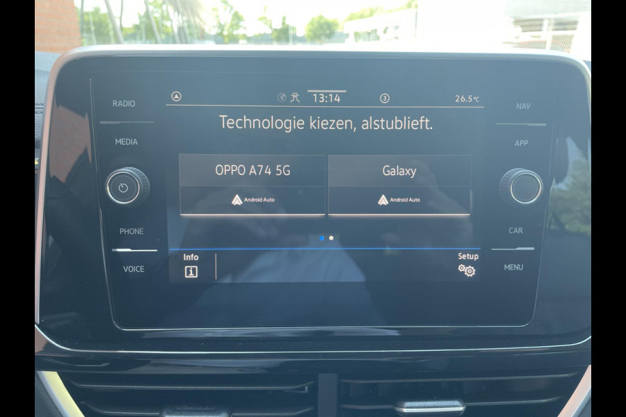 Volkswagen T-Roc 1.5 TSI 150pk DSG R-Line Navigatie Apple Carplay / Android Auto Parkeersensoren Afneembare trekhaak Park Assist Adaptive Cruise Control Elektrische achterklep Stoel- en stuurverwarming Climate Control Ledverlichting Virtual Cockpit