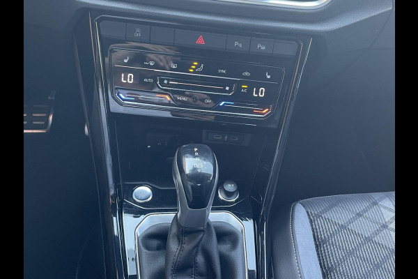 Volkswagen T-Roc 1.5 TSI 150pk DSG R-Line Navigatie Apple Carplay / Android Auto Parkeersensoren Afneembare trekhaak Park Assist Adaptive Cruise Control Elektrische achterklep Stoel- en stuurverwarming Climate Control Ledverlichting Virtual Cockpit