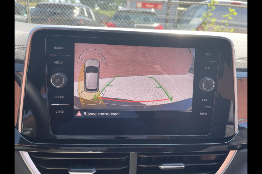 Volkswagen T-Roc 1.5 TSI 150pk DSG R-Line Navigatie Apple Carplay / Android Auto Parkeersensoren Afneembare trekhaak Park Assist Adaptive Cruise Control Elektrische achterklep Stoel- en stuurverwarming Climate Control Ledverlichting Virtual Cockpit