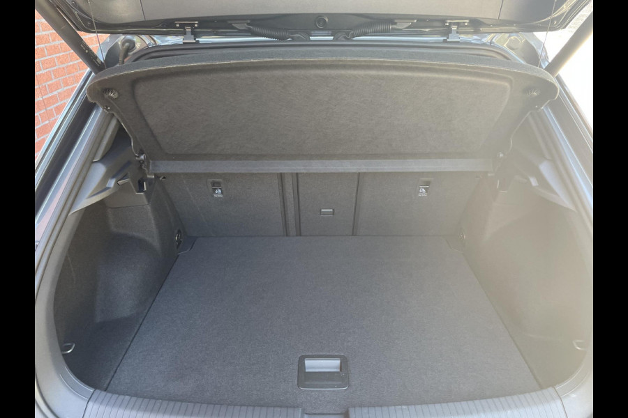 Volkswagen T-Roc 1.5 TSI 150pk DSG R-Line Navigatie Apple Carplay / Android Auto Parkeersensoren Afneembare trekhaak Park Assist Adaptive Cruise Control Elektrische achterklep Stoel- en stuurverwarming Climate Control Ledverlichting Virtual Cockpit