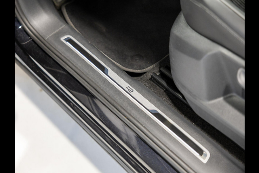 Volkswagen Tiguan 1.5 TSI 2x R-Line Business+ / 150pk / Trekhaak / NAP / Rondomzicht camera / Keyless /