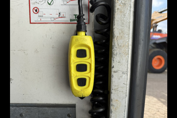 Iveco Daily 35C16 3.0 160PK Bakwagen Laadklep Zijdeur Camera Climate Control Bluetooth Luchtgeveerde stoel Meubelbak Koffer