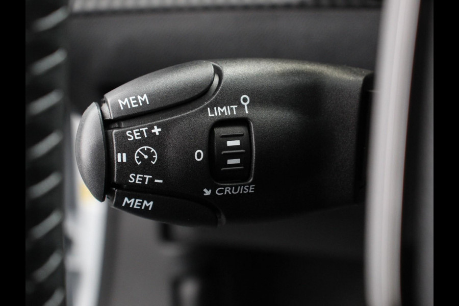 Peugeot 2008 1.2 Hybrid 136 pk Automaat Allure Navigatie Apple Carplay/Android Auto Climate Control Led Parkeer sensoren Cruise Control Stoelverwarming