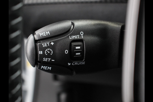 Peugeot 2008 1.2 Hybrid 136 pk Automaat Allure Navigatie Apple Carplay/Android Auto Climate Control Led Parkeer sensoren Cruise Control Stoelverwarming